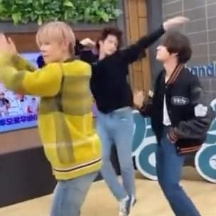 Txt Dancing Funny, Txt Being Chaotic, Yeonjun Funny Video, Beomgyu Dancing, Beomgyu Video Clips, Beomgyu Chaotic, Txt Yeonjun Funny, Txt Beomgyu Funny, Funny Videos Kpop