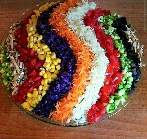 Catering Food Displays, Rainbow Salad, Decorações Com Comidas, Amazing Food Decoration, Catering Ideas Food, Recipes Appetizers, Party Food Platters, Food Carving, Easy Food Art