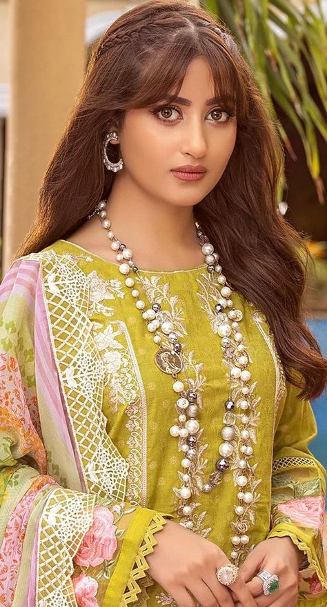 Sajal Ali Hairstyles, Shaadi Hairstyles, Ali Pic, Sejal Ali, Saboor Aly, Bangs Cut, Sajjal Ali, Pakistani Lehenga, Indian Bride Makeup