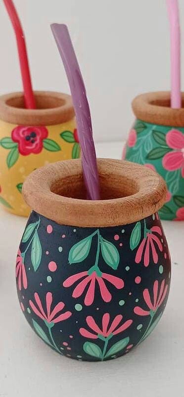 Mate Idea, Anime Canvas Painting, Diy Crafts For Teens, Flower Pot Art, Painted Pots Diy, Painted Clay Pots, Glass Bottle Diy, Diy Wall Art Decor, Pottery Painting Designs