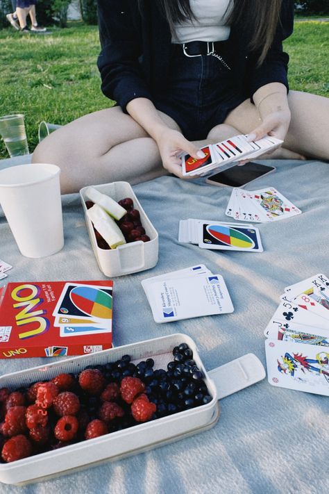 Inst:@ruziliag.dw Camp Picnic, Picnic Event, Picnic Games, Play Uno, Picnic Aesthetic, Games Ideas, Picnic Rug, Outdoor Games, Summer Picnic