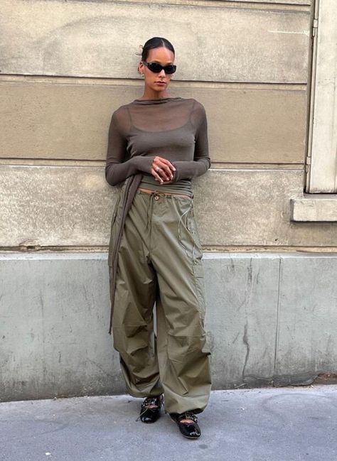 Cargo Pants Outfit 2023 Summer, Khaki Parachute Pants, Cargo Pants Street Style, Utility Outfit, Parachute Pants Outfit, Cargo Outfit, Fall College Outfits, Pants Outfit Fall, Winter Pants Outfit