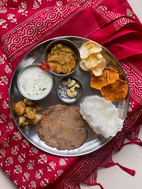 Ekadashi or Gyaras thali - Saatvik, Pure & Absolutely delicious. Vrat ka khana. #fasting #indianfoodrecipes #indianrecipe #food #foodblogger #indianvegetarianrecipes #vegetarian #saatvik #Upvas Saatvik Food, Ekadashi Food, Navratri Pooja, Marathi Culture, Krishna Das, North Indian Recipes, Vegetarian Fast Food, Indian Cooking Recipes, Vegetarian Recipe