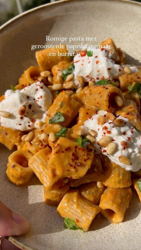 Diëtist Ahlam | Gezonde & makkelijke recepten | ROMIGE PASTA MET GEROOSTERDE PAPRIKA, TOMAAT EN BURRATA  🫑🍅 @marokkaansedietist Op zoek naar een heerlijke, gezond & makkelijk recept... | Instagram Pasta, Drinks, Instagram