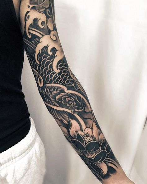 Traditional Japanese Tattoo Sleeve, Koi Tattoo Sleeve, Bodysuit Tattoos, Tato Flash, Black And White Tattoo, Tattoo Japanese Style, Dragon Sleeve Tattoos, Full Arm Tattoos, Koi Tattoo