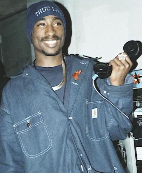 2pac Playlist, Tupac Outfits, 2pac Pictures, Happy 51st Birthday, Tupac Photos, Hot Youtubers, Music Logos, Tupac Wallpaper, Contrast Photography