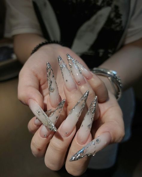 Long Stiletto Nails Designs Unique, Rings Coquette, Silver Tip Nails, Stilettos Nails, White Stiletto Nails, Nails Unique, Stilleto Nails Designs, Long Stiletto Nails, Sharp Nails