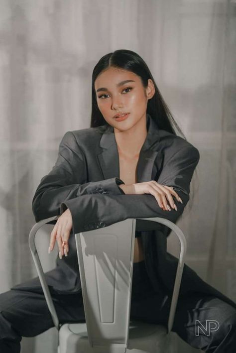 Blazer Outfits For Women Photoshoot, Formal Photoshoot Poses Women, Pre Debut Photoshoot Ideas Studio, Pre Debut Shoot Ideas, Formal Portrait Photography, Solo Photoshoot Poses, Karina Bautista, Pre Debut Photoshoot Ideas, Debut Photoshoot Ideas