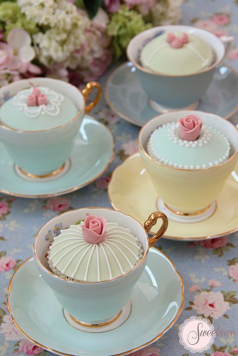 Tea Cup Cupcakes, Cupcakes Decorados, Edible Wedding Favors, Tea Cups And Saucers, Tea Party Food, Cupcake Display, Vintage Tea Party, Afternoon Tea Parties, Wedding Cupcakes