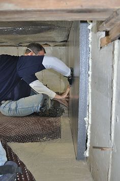 The old way to build a crawl space involved vented walls and fiberglass batt insulation. It's much better to encapsulate them with inorganic materials. Diy Crawlspace, Crawl Space Vapor Barrier, Crawl Space Insulation, Crawl Space Encapsulation, House Improvement, Home Insulation, Home Improvement Loans, Remodeling Mobile Homes, Basement Walls