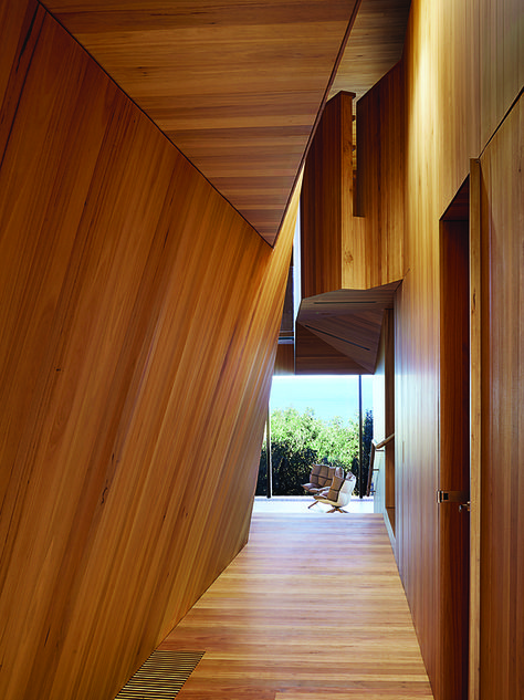 Dwell - A Eucalyptus-Lined Oceanfront Home in Australia Cliffside House, John Wardle, Wooden Architecture, Australian Architecture, Timber Cladding, Design Del Prodotto, Higher Design, House Inspiration, Interior Architecture Design