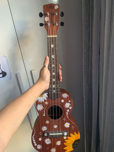 Painting Ideas On Ukulele, Paint On Ukulele, Ukulele Art Aesthetic, Ukulele Astethic, Ukulele Painting Ideas Aesthetic, Painted Ukelele Ideas, Ukelele Paintings, Paint Ukulele, Ukulele Design Painted