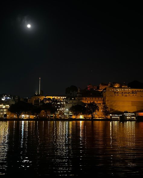 Voh, main aur Ambrai ghat ki ek sham 🌙 . . . . . [udaipur , Rajasthan , ambrai ghat , travel , india , city palace , desi aesthetic ] . . . #explore #ambraighat #ambraighatudaipur❤️ #udaipur #yjhd #udaipurcitypalace #citypalace #ganghorghat #lakepichola #udaipurtimes #couple #couplepictures #coupletravel #travelcouple #travelphotography Indian Fort, Travel India, Desi Aesthetic, Udaipur, Couple Pictures, Palace, Desi, Fort, Travel Photography