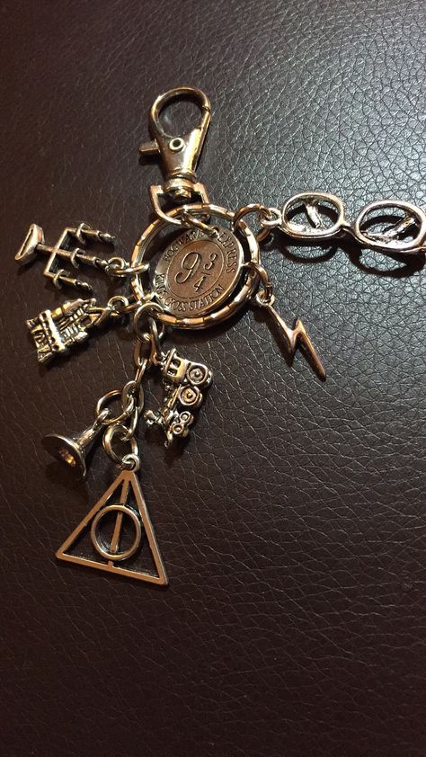 Harry Potter Key, Harry Potter Keychain, Harry Potter Theme, Ring Bag, Bag Charms, Branding Design Logo, Design Logo, Gifts For Boys, Key Ring