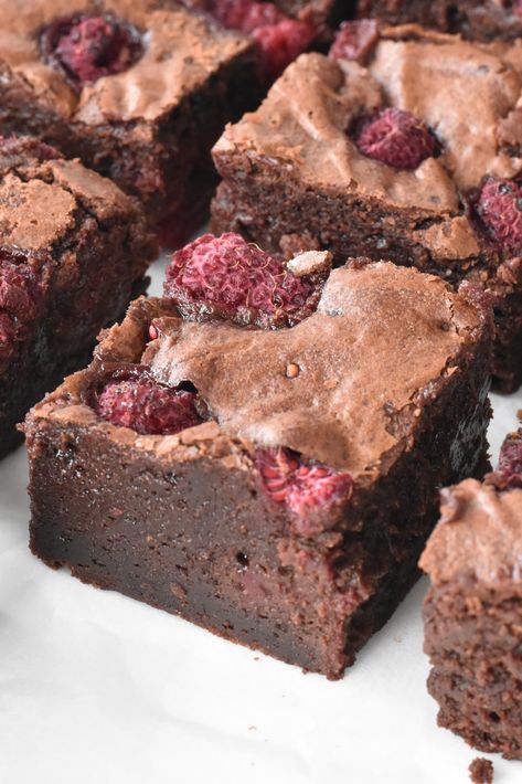 Square of raspberry brownie. Baking Envy, Cinnamon Tea Cake, Cheesecake Brownie, Raspberry Brownies, Muffin Cake, Vegan Peanut Butter, No Bake Brownies, Moist Chocolate Cake, Indulgent Desserts