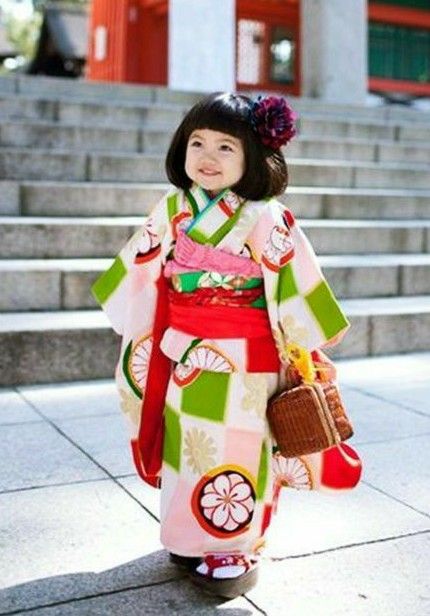 Traditional Japanese Clothing, Kimono Japan, Turning Japanese, Japanese Clothing, Foto Baby, Japanese Outfits, Japanese Kimono, Yohji Yamamoto, Traditional Japanese