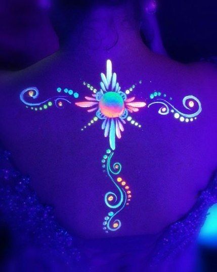 Uv Face Paint, Makeup Carnaval, Neon Face Paint, Black Light Tattoo, Uv Makeup, Dark Face, Uv Tattoo, Glow Paint, Light Tattoo