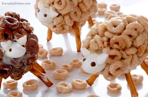 Turn classic Cheerios into a fun treat the kids cannot resist with this Easter recipe for how to make Cheerios sheep snacks! Cheerio Activities, Parsha Desserts, Preschool Topics, Animal Themed Food, Messy Christmas, Monkey Food, Food Ideas For Kids, Preschool Farm, Easter Cooking