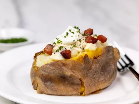 Martha Stewart Shared Her Trick for Making the Fluffiest, Fan-Favorite Baked Potato at Her Restaurant Fluffy Baked Potatoes, Smashed Potatoes Baked, Las Vegas Restaurant, 5 Ingredient Dinners, Side Dishes Salads, Idaho Potatoes, Sugar Apples, Coarse Salt, Baked Brie