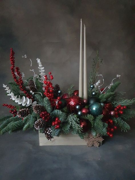 Christmas Floral Arrangements Diy, Christmas Floral Designs, Christmas Party Crafts, Christmas Flower Decorations, Clay Christmas Decorations, Minimalist Christmas Decor, Pretty Christmas Decorations, Diy Christmas Decor, Christmas Candle Decorations