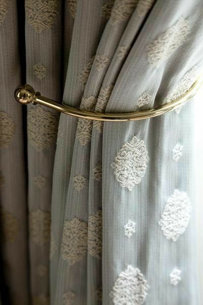 Curtain Holdbacks Ideas, Bedroom Curtains With Blinds, Curtain Designs For Bedroom, Curtain Holder, Curtains Holdbacks, Stylish Curtains, Custom Drapery, Neutral Living Room, Modern Curtains