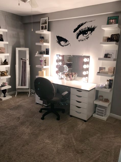 Vanity room goals ✨✨ Dream Rooms For Teens, Teen Girl Bedroom Ideas, Girl Bedroom Ideas, Teen Girl Bedroom, Vanity Room, Girl Bedroom Designs, Bedroom Vanity, Teen Room Decor