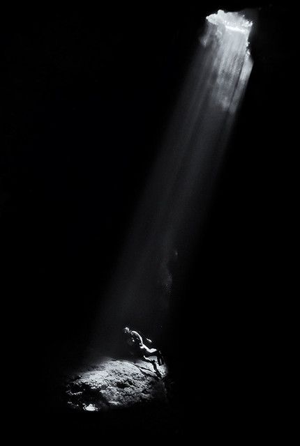 Light Concept, Foto Art, Dark Photography, Chiaroscuro, Underwater Photography, Black And White Photographs, Beautiful Photography, Light And Shadow, Black And White Photography