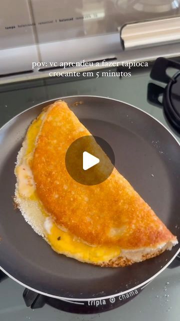 Melhores Receitas Fit on Instagram: "receitinha completa aqui ⬇️⬇️⬇️

1- Cubra uma frigideira com queijo ralado e ligue o fogo médio;
2- Quando estiver derretido jogue tapioca em cima até cobrir bem e 1 ovo por cima, quebre a gema para cozinhar uniforme;
3- Cubra com uma tampa por 1 minutinho e pronto! ✨✨

.
.
.
.
.
.
.
.
.
.
#receita #receitas #receitasfit #tapioca #cafedamanha #lanchesaudavel #lanche #dieta #emagrecimento #receitassaudaveis #receitasfaceis #receitasfitness #receitafit #marmita #crepioca" Tampa, On Instagram