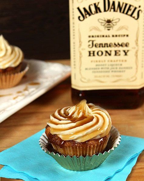 Jack Daniels Honey Whiskey Cupcakes With Bourbon Drizzle....I should try this Liquor Desserts, Infused Sweets, Festa Jack Daniels, Jack Daniels Honey Whiskey, Whiskey Cupcakes, Alcohol Treats, Christmas Confections, Baking Tricks, Honey Cupcakes