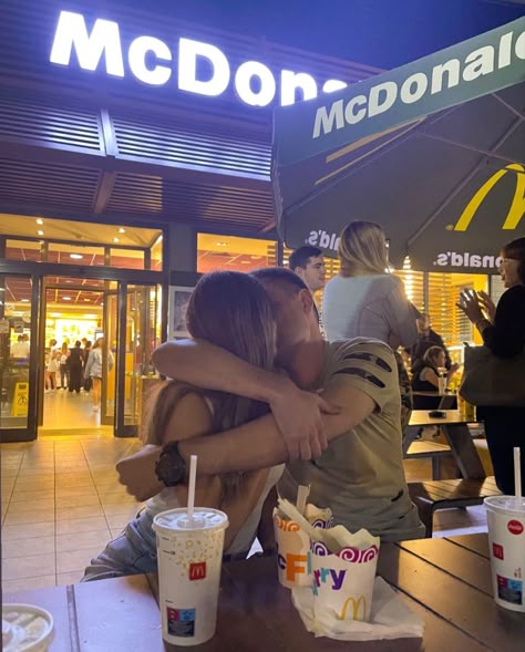 Mcdonalds With Boyfriend, Mcdonalds Date Couple, Mcdonalds Date Aesthetic, Mcdonalds Date, Mcdonalds Shakes, Teenage Fun, Eli Core, Mcdonalds Aesthetic, Mcdonald's Aesthetic