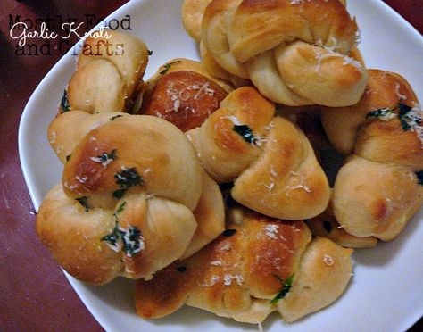 Garlic Knots in the Bread Machine on MyRecipeMagic.com Sauteed Mushrooms For Steak, Vegan Mushroom Gravy, Best Gluten Free Bread, Garlic Knots Recipe, White Bread Recipe, Bread Soft, Bread Maker Recipes, Garlic Knots, Gluten Free Recipes Bread