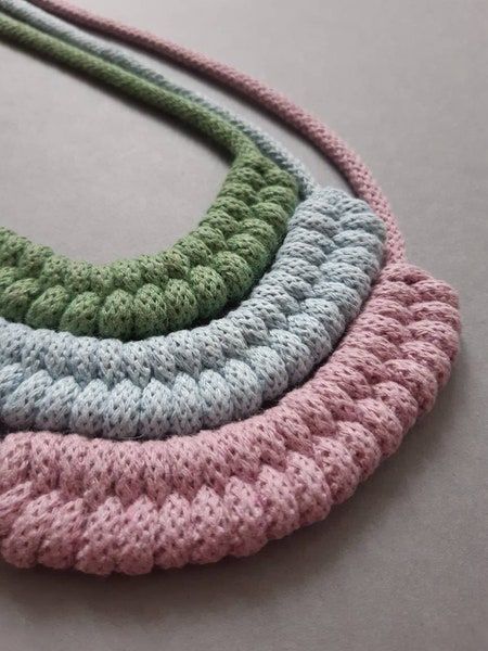 CraftingWithLyndsey - Etsy Portugal Woven Necklace Diy, Macrame Stitches, Macrame Necklace Pattern, Macrame Necklace Tutorial, Macrame Workshop, Easy Necklace, Macrame Tutorials, Knitted Necklace, Woven Necklace