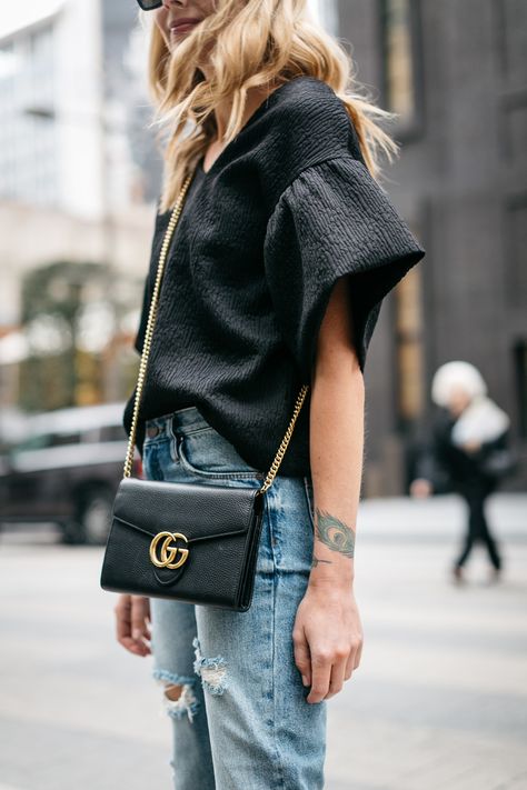 Spring Outfit, Black Ruffle Sleeve Top, Gucci Marmont Handbag, Mom Jeans Clutch Outfit, Chic Jean Outfits, Gucci Clutch, Well Dressed Women, Ruffle Sleeve Top, Gucci Marmont, Business Casual Outfits For Women, Fashion Jackson, High Waisted Mom Jeans