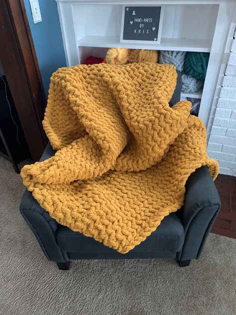 Super soft chunky knit blanket! Chunky Knit Blanket, Knitted Blankets, Merino Wool Blanket, Chunky Knit, Hand Knitting, Throw Blanket, Pillows, Knitting