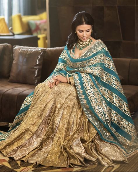 Golden Lehenga Color Combos, Sharara Look, Lehenga Color Combos, Lehenga Sharara, Garba Dresses, Traditional Dresses Indian, Golden Lehenga, Garba Dress, Heavy Lehenga