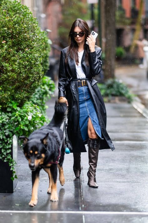 Emily Ratajkowski rocks a black leather trench coat and denim skirt while walking her dog on a rainy day in New York City Emily Ratajkowski Style Street, Emily Ratawosky, Emrata Outfits, Emrata Style, Rainy Day In New York, Day In New York City, Black Leather Trench Coat, Emily Ratajkowski Style, Jeans Patchwork