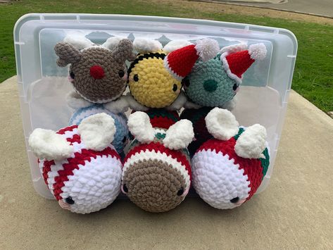 Crochet Christmas Bees, Christmas Bee Crochet, Christmas Themed Crochet, Crochet Stocking Stuffer Ideas, Christmas Crochet Aesthetic, Christmas Crochet Plushies, Hm Christmas, Antioch California, Crochet Bees