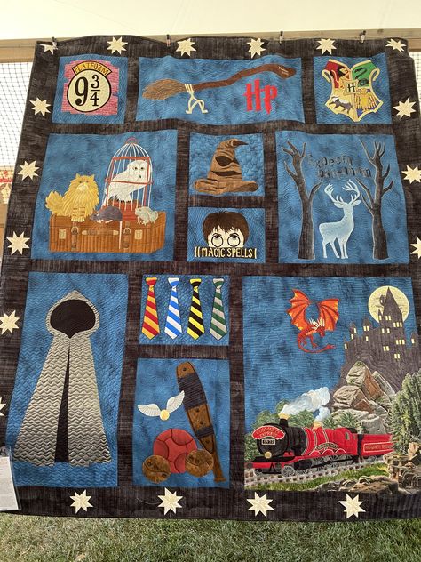 Harry Potter Quilt Pattern Free, Harry Potter Quilts, Harry Potter Quilt Pattern, Harry Potter Sewing, Harry Potter Baby Quilt, Harry Potter Bookshelf, Aplique Quilts, Quilt Halloween, Themed Quilts