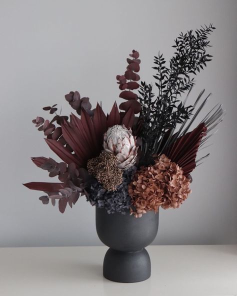 Bathroom Floral Arrangement, Dried Flowers Ideas Decor Vase, Preserved Flower Arrangement, Diy Dried Flower Arrangement, Dried Floral Arrangements, Prosperity Candle, Dried Floral Wreaths, Dried Arrangements, Showroom Inspiration