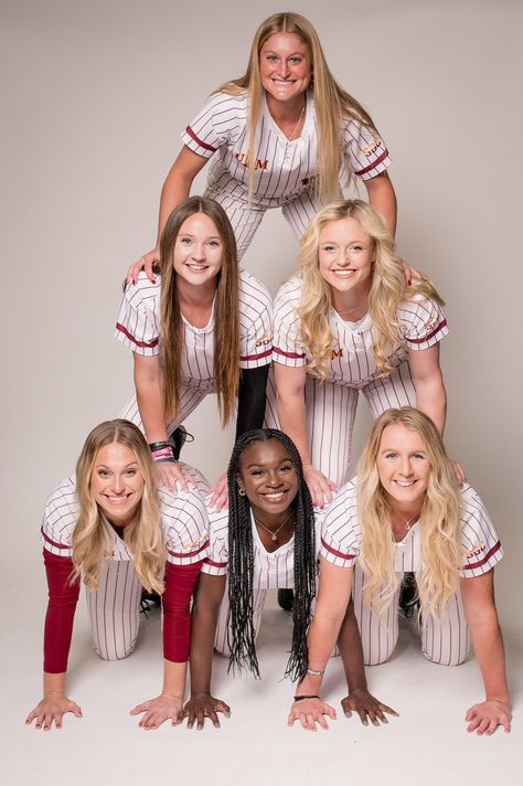 Media Day Poses Soccer Group, Media Day Photoshoot, Team Media Day Poses, Media Day Group Poses, Group Media Day Poses, Softball Pictures Poses Individual, Softball Media Day Poses, Softball Media Day, Softball Photoshoot