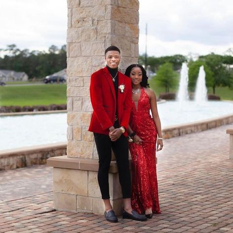 Red Tux Prom, Prom Matching Couples, Prom Matching Couples Outfits, Red Prom Couple, Prom Black Couples, Couple Outfits Engagement, Prom Suit And Dress, Outfits Engagement Photos, Prom Couples Outfits