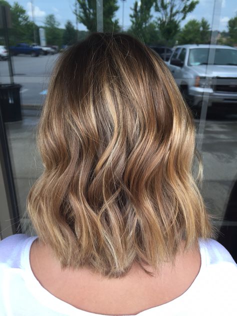 Messy bob with honey balayage Honeycomb Hair Color, Honey Balyage Short Hair, Bayalage For Short Hair, Honey Balayage Short Hair, Bayalage On Short Hair, Brown Hair Balyage, Blonde Balayage Honey, Balayage Hair Honey, Balayage Hair Tutorial