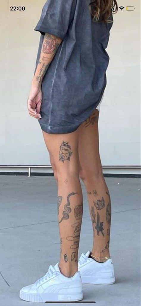 Random Leg Tattoos, Hippe Piercings, Men’s Leg Tattoo, Over Knee Tattoo Men, Above The Knee Tattoo Men, Mens Leg Tattoo, Tattoo Aesthetics, Leg Tats, Tattoos Inspo