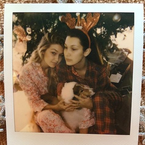 Gigi Hadid and Bella Hadid's Cutest Pictures | POPSUGAR Celebrity Christmas Morning Pictures, Christmas Instagram Pictures, Lineisy Montero, Stile Kendall Jenner, Bella Gigi Hadid, Hadid Sisters, Christmas Photoshoot, Naha, Merry Little Christmas