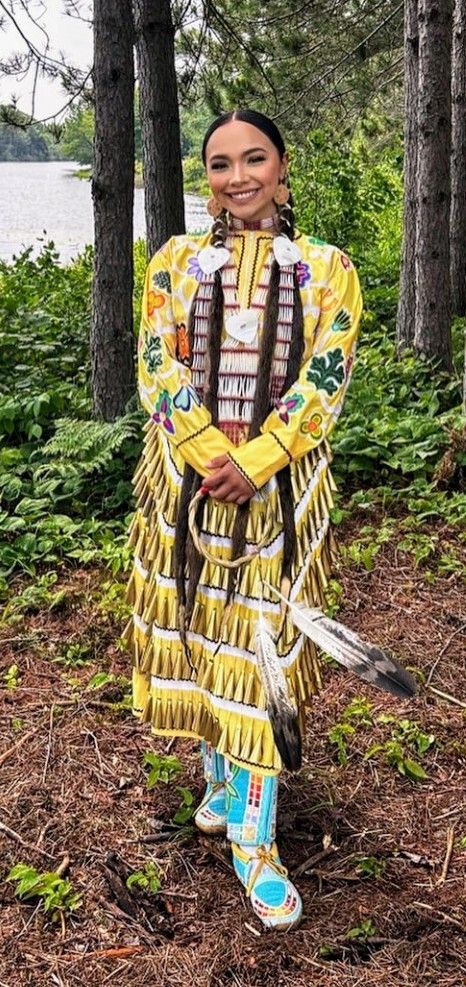 Jingle Dress Regalia, Native American Jingle Dress, Jingle Dress Dancer, Powwow Outfits, American Indian Clothing, Native American Dance, American Indian Girl, Native American Dress, College Halloween Costumes