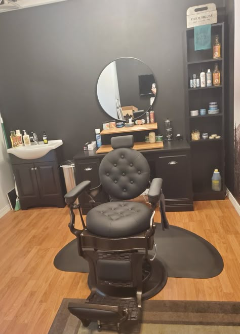 Barber Setup At Home, Barber Stations Ideas, Small Barbershop Design Interior, Barber Setup, Barber Shop Design, Barbershop Decor, Barber Ideas, Small Hair Salon, Barbershop Design Interior