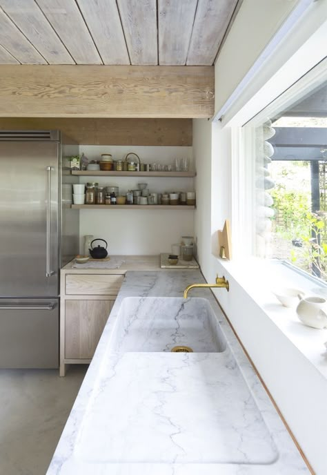 that marble worktop and integrated sink is beautiful. dream kitchen sink run Midcentury Kitchen Remodel, Faucets Ideas, Kitchen Sink Design, Big Kitchen, Marble Counter, Kitchen Design Trends, Sink Design, Elegant Kitchens, Kitchen Marble