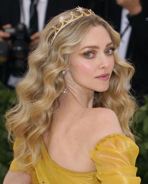 Amanda Seyfried Met Gala Hair And Makeup Met Gala Hair, Amanda Seyfried Hair, Gala Hair, Letters To Juliet, Tiara Hairstyles, Wedding Makeup Looks, Princess Hairstyles, Wedding Hair Down, Long Blonde