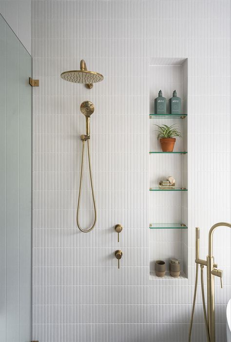 Tile That Looks Like Grasscloth, Modern Clean Bathroom Design, Bathroom Niche, Bathroom Stand, Standing Shower, Open Showers, Shower Niche, Big Bathrooms, Upstairs Bathrooms