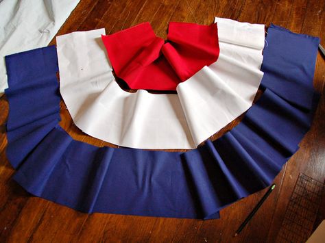 DIY Patriotic Bunting tutorial. To make four swags, purchase 1/2 yd red twill, 1 1/8 yd white twill, 2 yd blue twill. Use ribbon to attach to porch and omit grommets. Fall Bunting Diy, Diy Patriotic Bunting, Porch Bunting, Bunting Tutorial, Patriotic Bunting, Bunting Pattern, Blue Bunting, Bunting Diy, Patriotic Diy